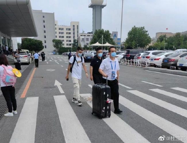 除此之外，阿丽塔还在片中遇到了她终生难忘的初恋男友雨果，这个拥有街头智慧的男孩在帮助她找记忆的同时也和她产生了感情，人类与改造人的凄美爱情也是该片的一大亮点